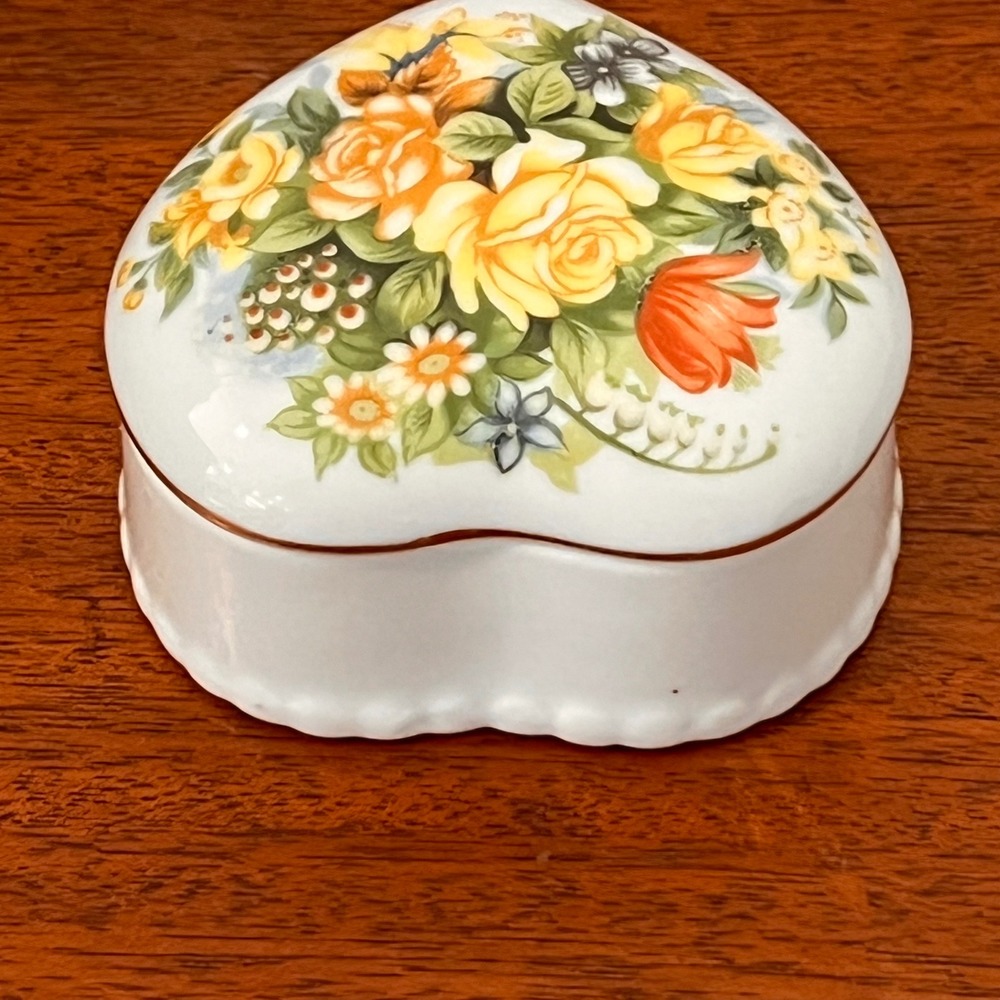 Vintage Heart Shaped Porcelain Trinket Box Floral Rose Gold Trim Scalloped Base - Picture 6 of 16